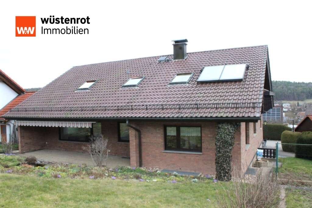 Immobilie in Ostelsheim - Zweifamilienhaus mit Doppelgarage in ruhigem Wohngebiet und großem Garten - Bild 1