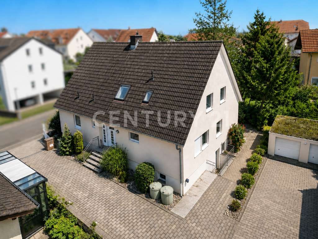 Immobilie in Essenheim - Großzügiges Zweifamilienhaus | 225 m² Wfl. | 2 Gärten | 4 Garagen | ca. 1.178 m² Grundstück - Bild 1
