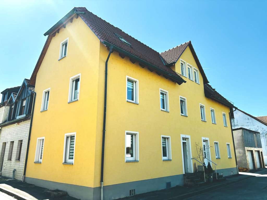 Immobilie in Eltmann - *SCHMUCKSTÜCK AM MAIN* Charmantes, vielseitig nutzbares Haus mit zwei Wohnungen, Doppelgarage und h - Bild 2