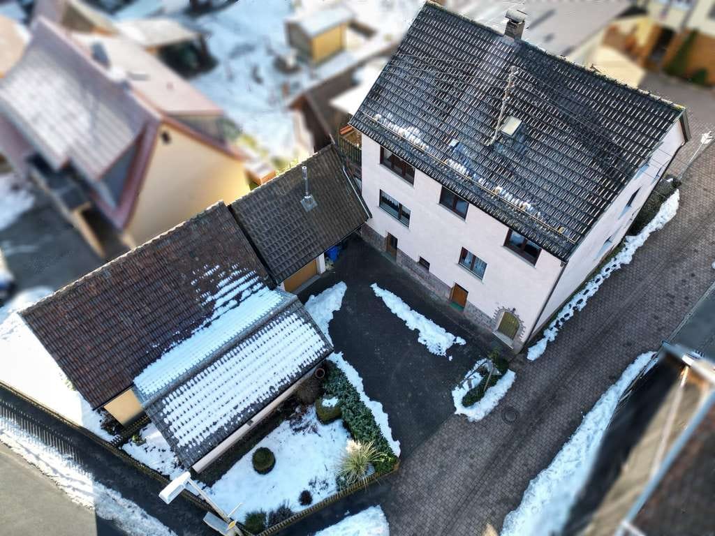 Immobilie in Lohr am Main - Großzügiges Zweifamilienhaus mit zwei Wohneinheiten, Balkon und Nebengebäude im Spessart  - Bild 1