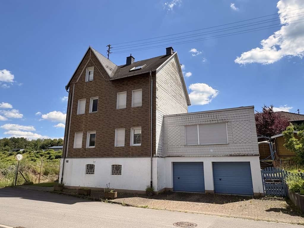 Immobilie in Herdorf - Geräumiges Ein/Zweifamilienhaus in ruhiger Seitenstraße von Herdorf! - Bild 1