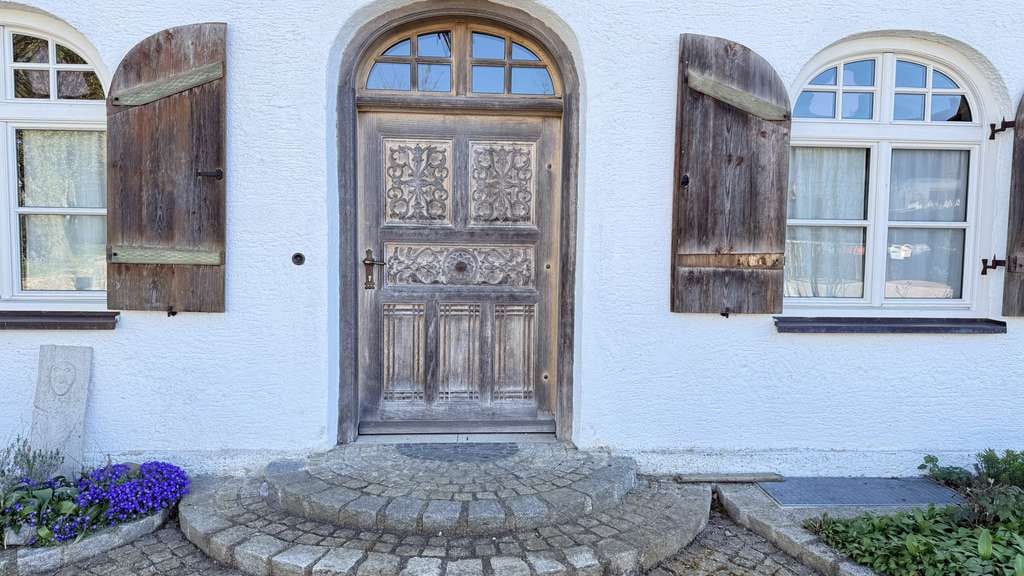 Immobilie in Waging am See - Zauberhafte Landhausvilla mit Künstlerwerkstatt und herrlichen Alpenpanoramablick, Nähe Waginger See - Bild 1