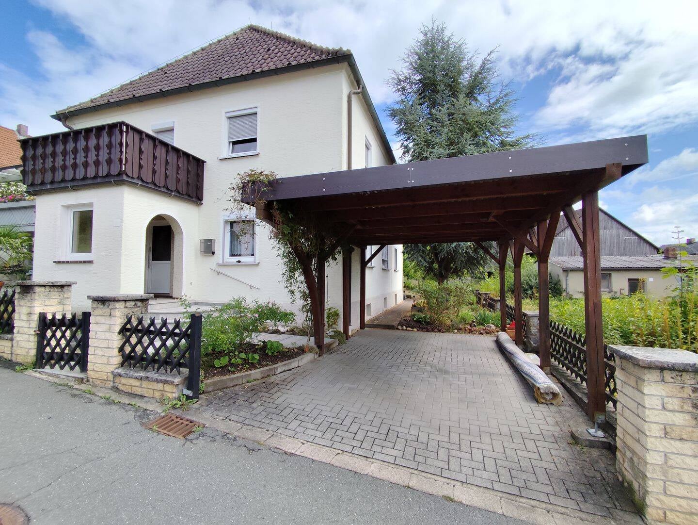 Immobilie in Burgkunstadt - Idylle trifft Potenzial: Solides Wohnungspaket (ca. 154 m²) mit pflegeleichtem Garten & Freisitz in Burgkunstadt-Mainroth! - Bild 2