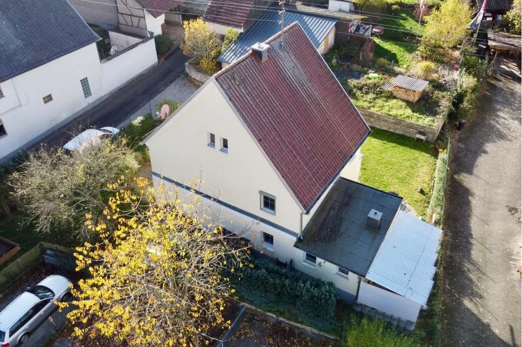 Immobilie in Oberreidenbach - Ländlicher Charme trifft Moderne – liebevoll modernisiertes Einfamilienhaus mit Scheune und Garten - Bild 2