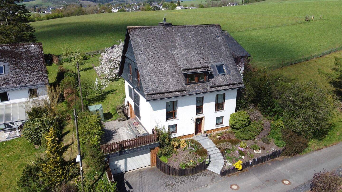 Immobilie in Bad Berleburg - Gepflegtes Zweifamilienhaus mit Weitblick in Bad Berleburg - Berghausen - Bild 0