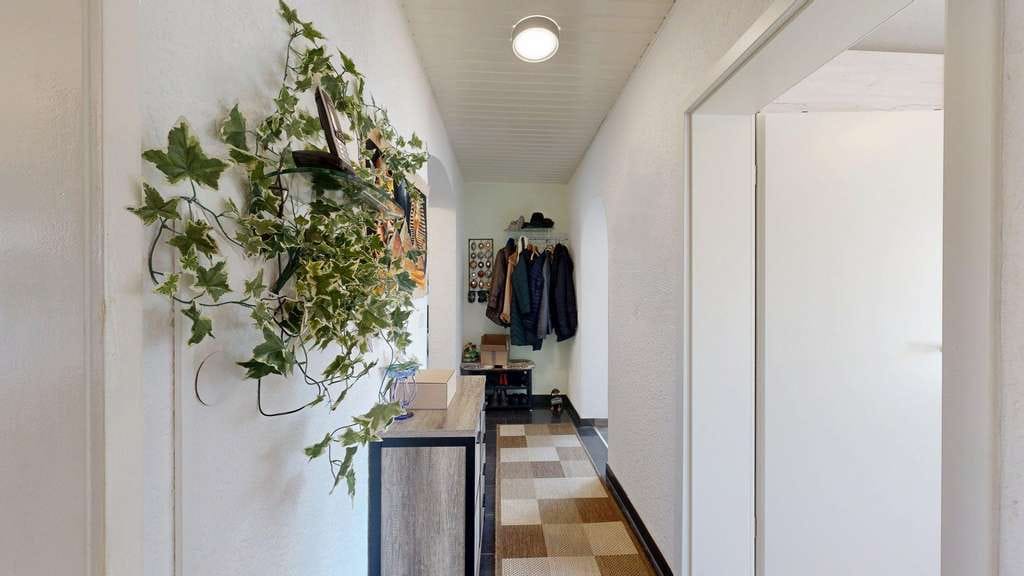 Immobilie in Hagenbach - ~~ GEPFLEGTE DREI ZIMMER WOHNUNG MIT BALKON, KELLERABTEIL, GARAGE UND STELLPLATZ ~~ - Bild 2