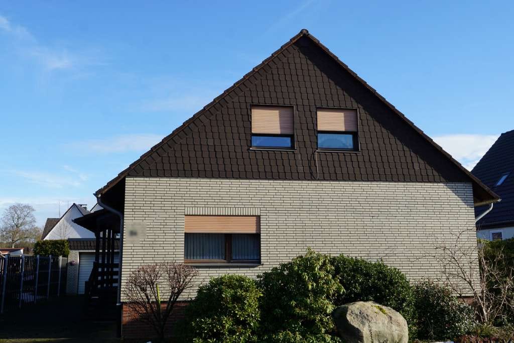 Immobilie in Rötgesbüttel - Massives Einfamilienhaus mit Vollkeller und großem Grundstück - Bild 0
