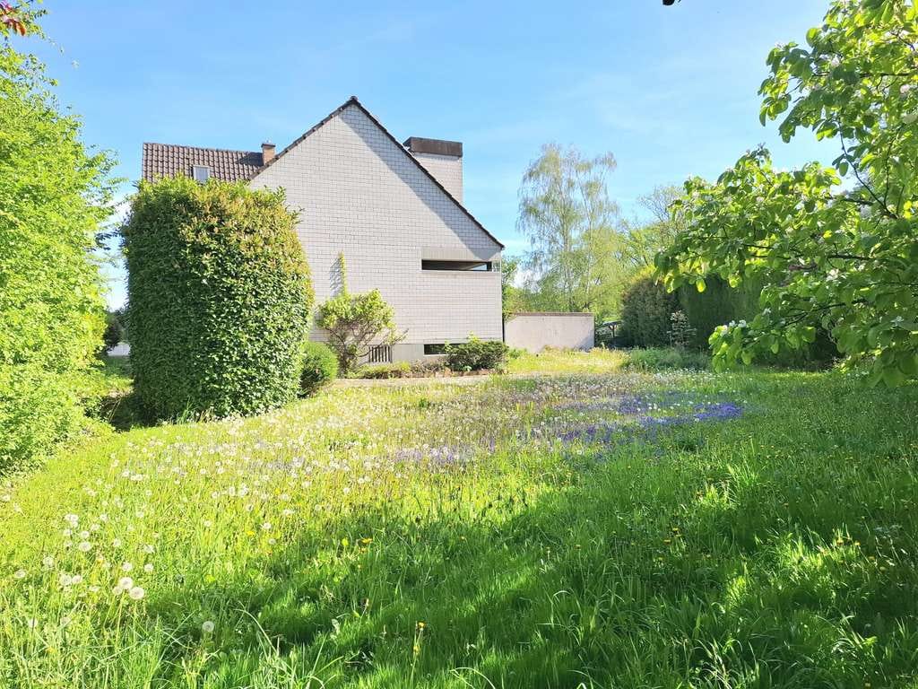 Immobilie in Altrip - Großzügiges Ein-/Zweifamilienhaus mit großem Grundstück, Garten & viel Potenzial in ruhiger Lage - Bild 1