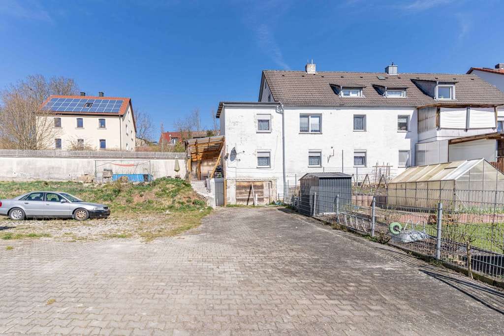 Immobilie in Sulzbach-Rosenberg - Viel Platz, Charme und Möglichkeiten – Doppelhaushälfte mit großem Grundstück in Sulzbach-Rosenberg - Bild 0