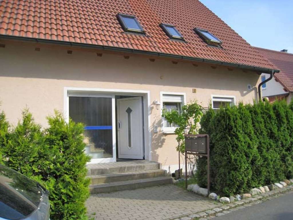 Immobilie in Illschwang - "VIEL PLATZ FÜR VIELE KÖPFE"-Gepflegtes ZFH mit ELW, Garten und Garagen in Illschwang - Bild 1