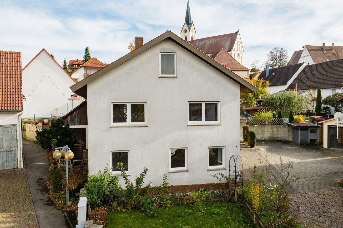 Immobilie in Ertingen - Zweifamilienhaus mit 3 Garagen und Werkstatt - Bild 2
