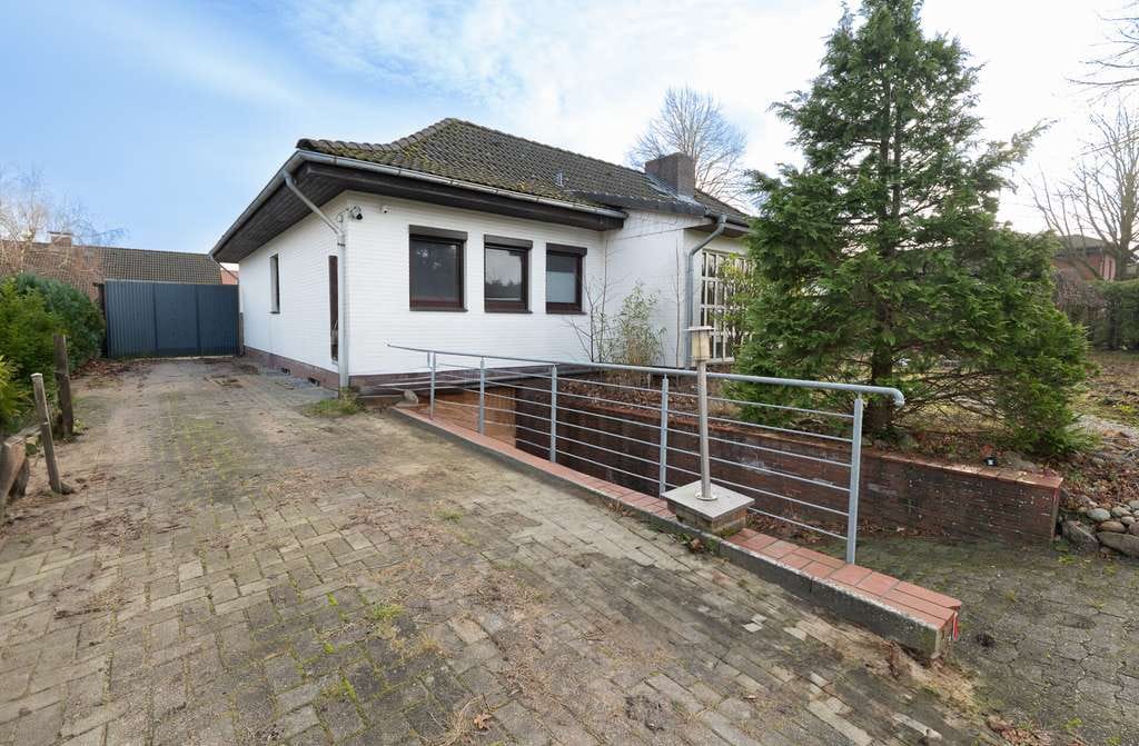 Immobilie in Cadenberge - Exklusiver Bungalow: Sonne, Kaminkomfort und viel Platz im Garten - Bild 2