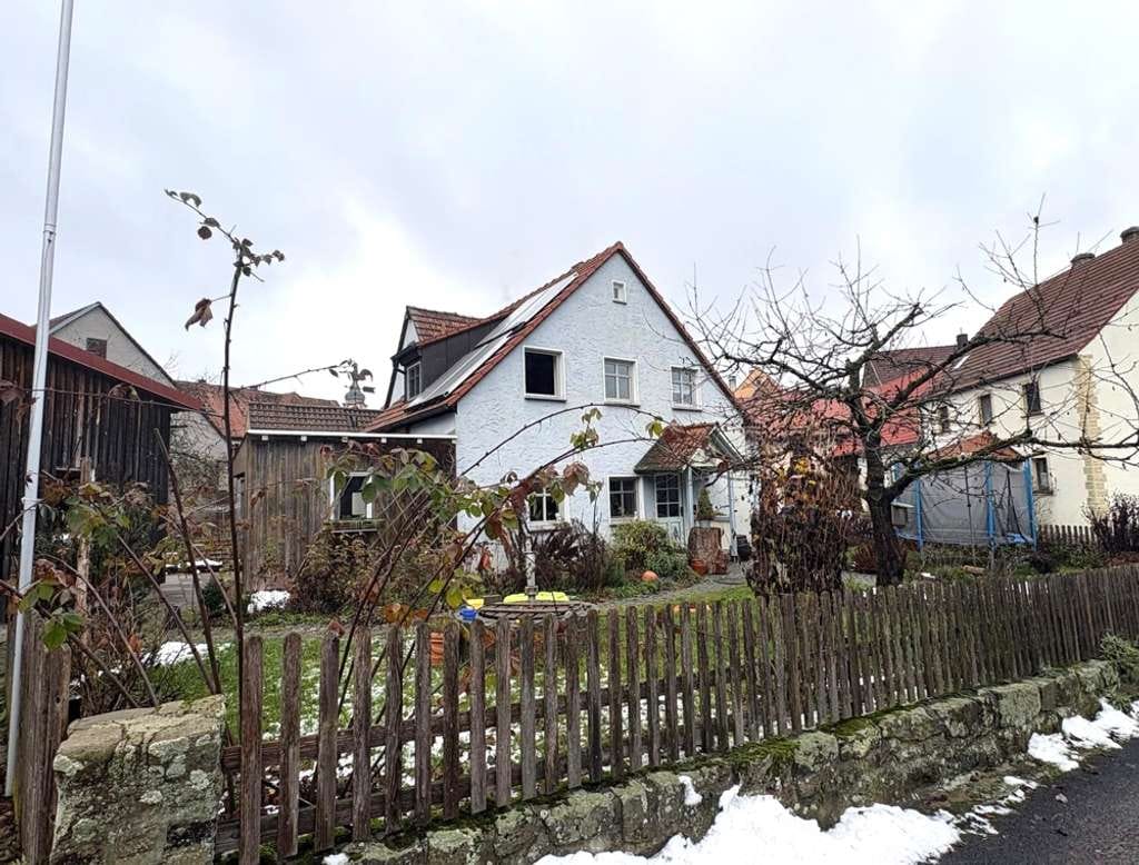 Immobilie in Geiselwind - Großes Einfamilienhaus mit effizientem Heizsystem, Doppelgarage und Werkstatt - Bild 1