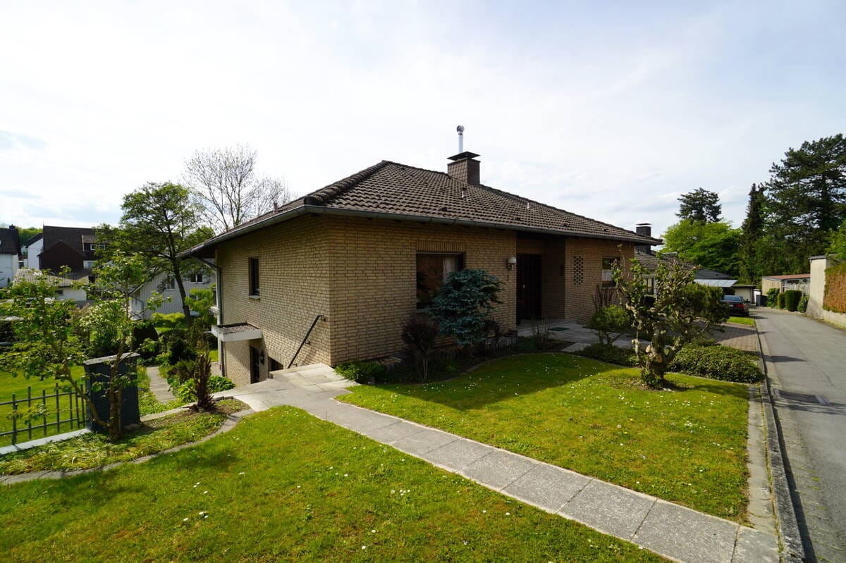 Immobilie in Schieder-Schwalenberg - Einfamilienhaus mit Einliegerwohnung und großem Garten in Schieder-Schwalenberg - Bild 0