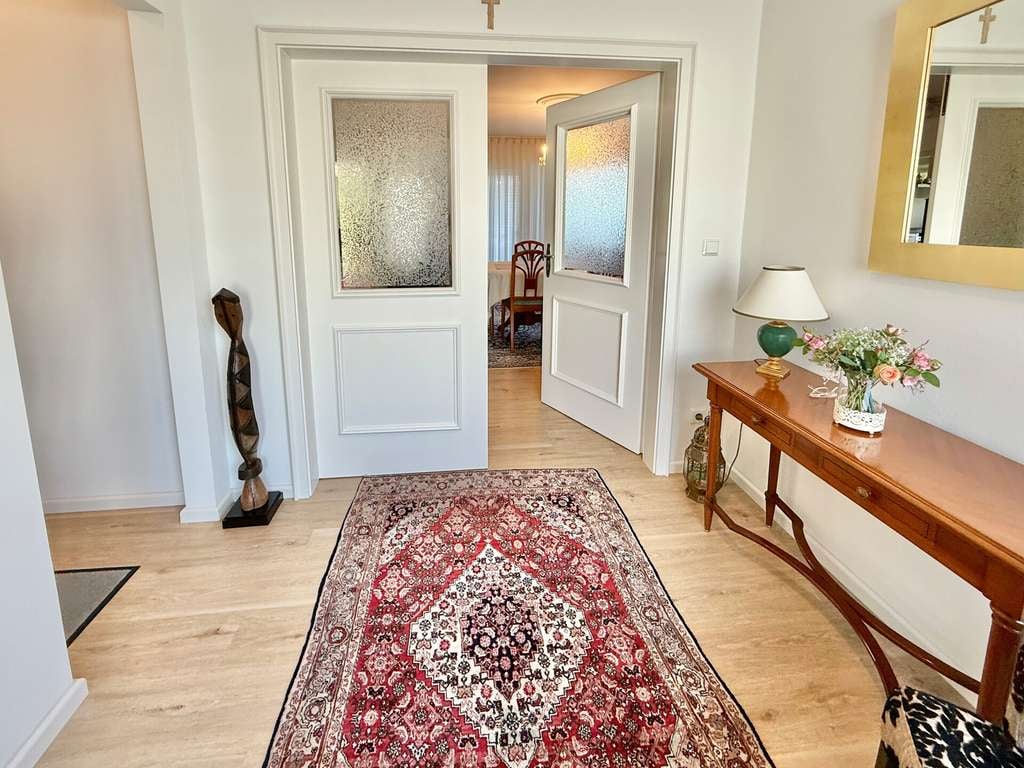 Immobilie in Gehlert - Exklusiv in Hachenburg! Top gepflegtes Wohnhaus am Stadtrand mit Blick ins Grüne - Bild 3