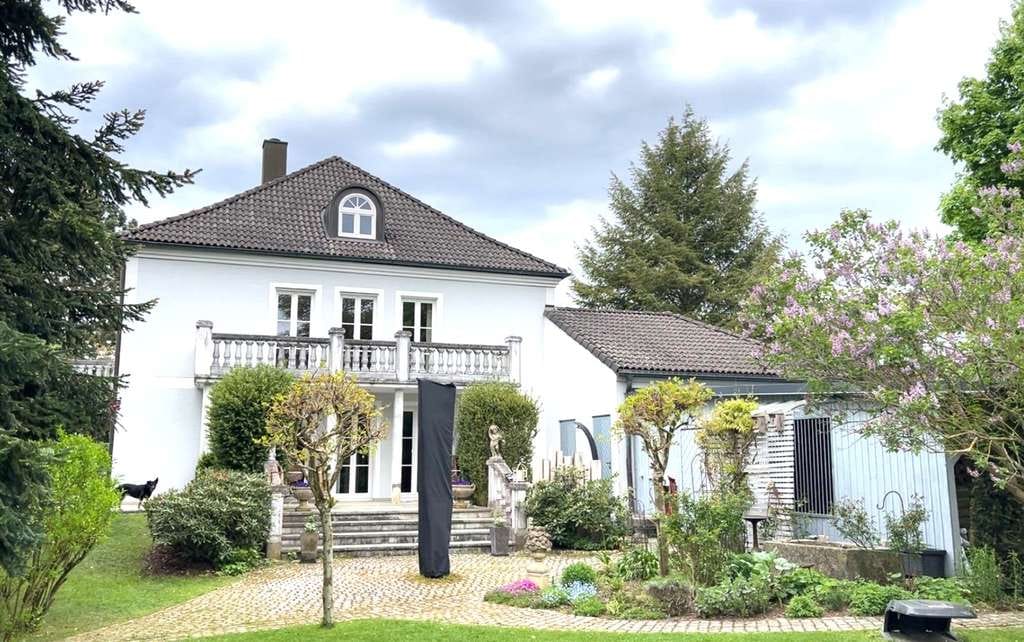 Immobilie in Tirschenreuth - Außergewöhnliches Einfamilienhaus im Villenstil - repräsentativ, großzügig, in sehr gutem Zustand - Bild 2