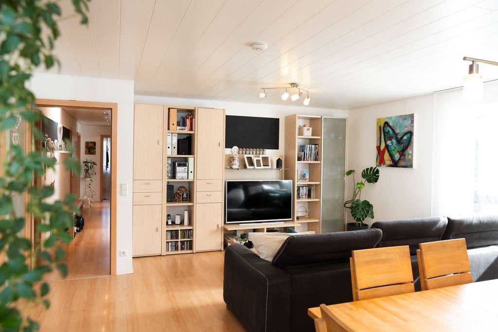 Immobilie in Oberriexingen - Ihr neues Zuhause: Moderne EG-Wohnung mit großem Garten, 2 Terrassen & viel Komfort - Bild 2