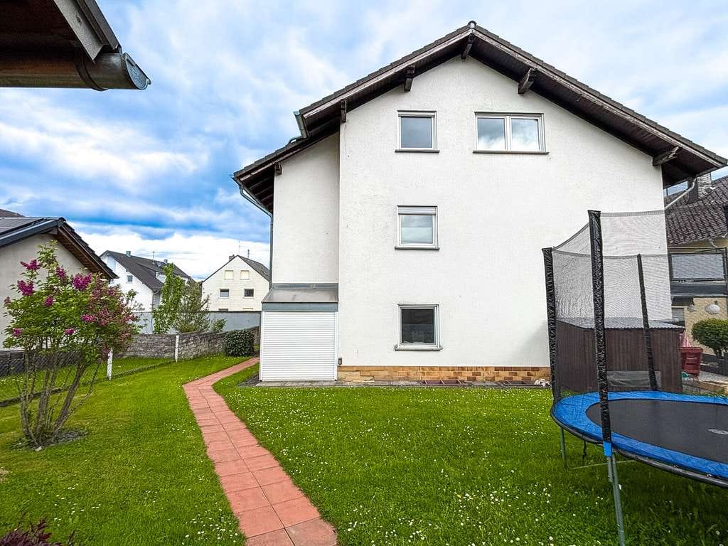 Immobilie in Rheinböllen - Attraktives Mehrfamilienhaus mit sechs Wohneinheiten und Stellplätzen in Rheinböllen - Bild 1