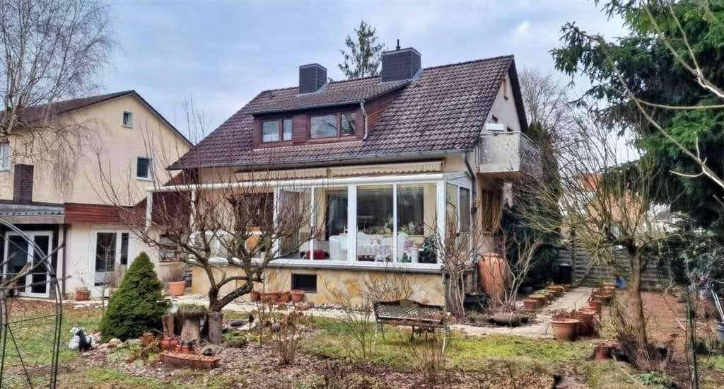 Immobilie in Meinhard - Viel Platz für die Familie im Haus und im Garten: Einfamilienhaus mit großer Garage - Bild 1