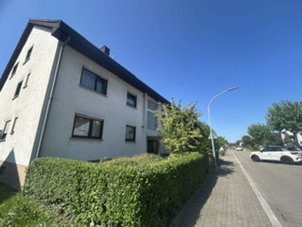 Immobilie in Karlsdorf-Neuthard - Gutgeschnittene 3-Zi.-ETW in ruhiger Lage von Karlsdorf m.  TLB, Gäste-WC, Balkon u. Carport - Bild 0