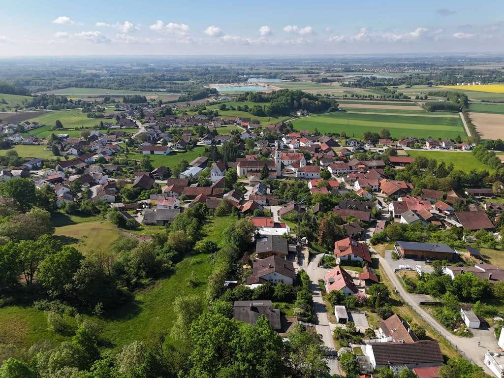 Immobilie in Steinach - Wohnen über der Donauebene. Besonderes Architektenhaus in Hanglage mit Kamin, Garten & Weitblick - Bild 1