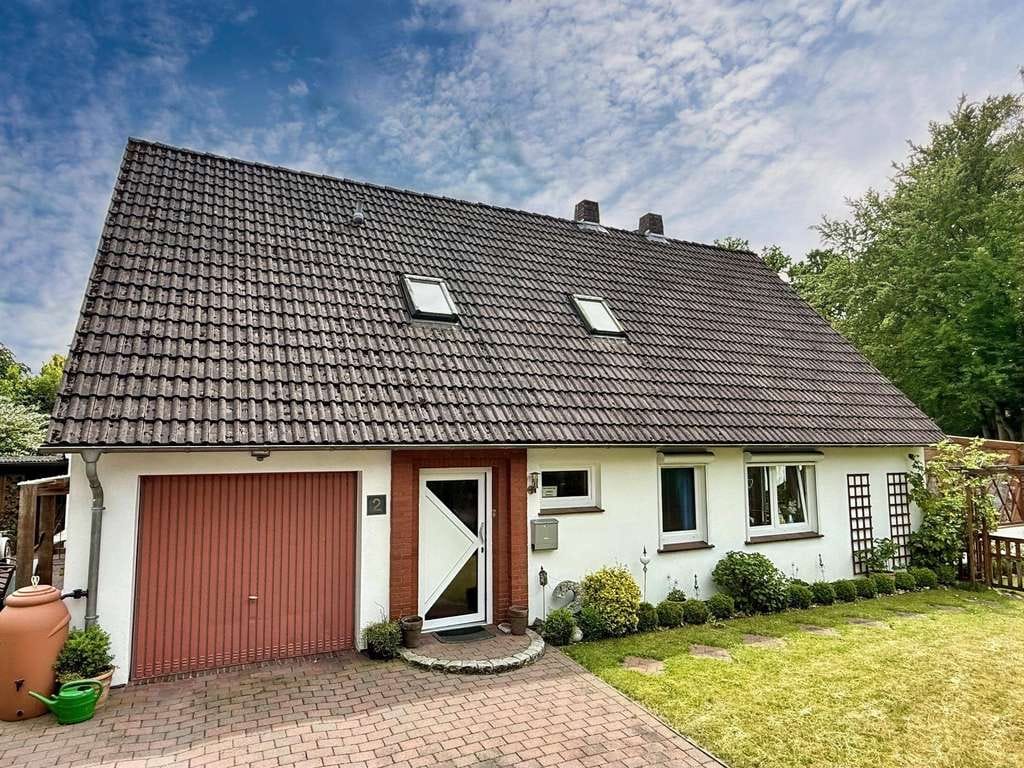 Immobilie in Hude (Oldenburg) - Großzügiges Einfamilienhaus mit modernisierter Ausstattung und viel Platz im Garten - Bild 1