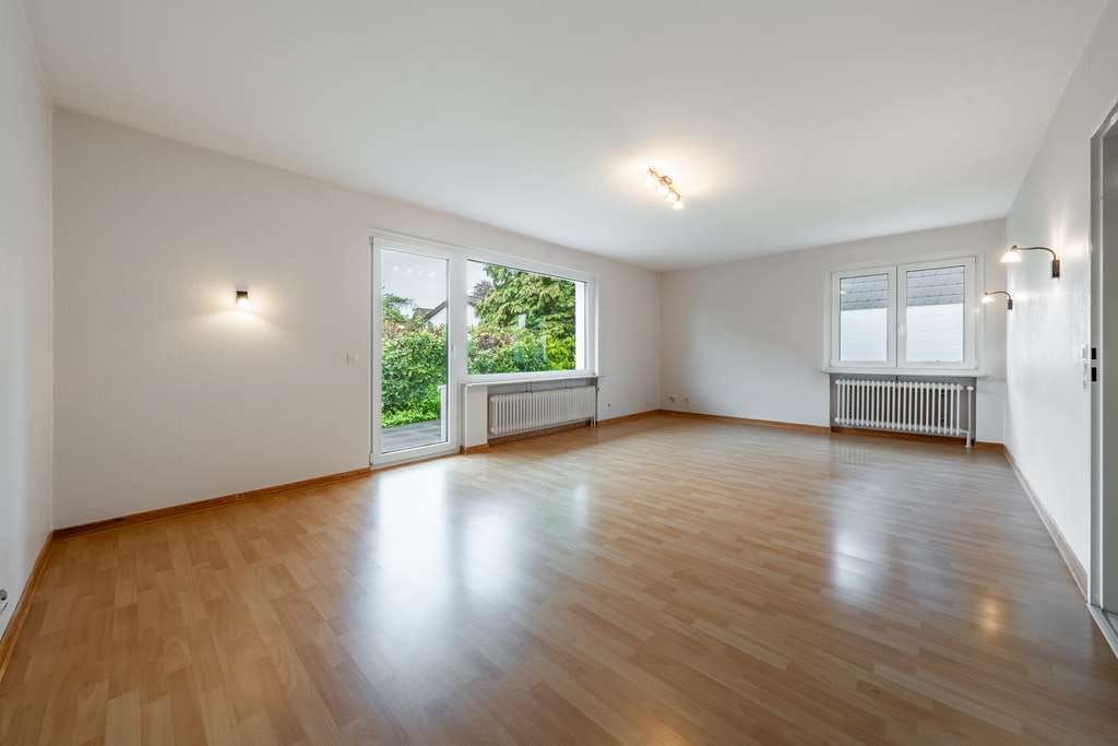 Immobilie in Ammersbek - Viel Platz, viele Möglichkeiten - Gepflegtes Zweifamilienhaus mit großem Garten & Garage - Bild 2