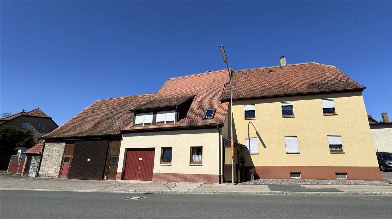 Immobilie in Leutershausen - Zweifamilienhaus mit Scheune, Schuppen Garage und idyllischem Garten - Bild 2