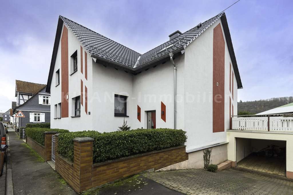 Immobilie in Glauburg - Energieeffizient saniertes Zweifamilienhaus mit Büro und gepflegtem Garten in Glauburg - Bild 1