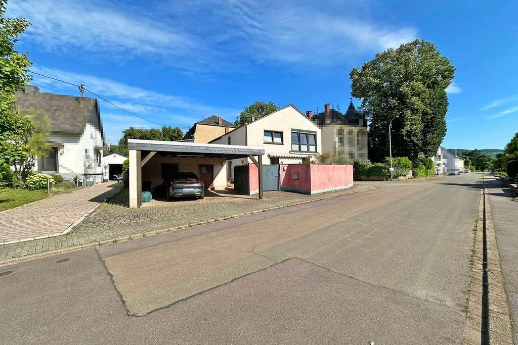 Immobilie in Wiltingen - Großes Einfamilienhaus in Wiltingen mit Carport und Garten sowie vielfältigen Nutzungsmöglichkeiten - Bild 1