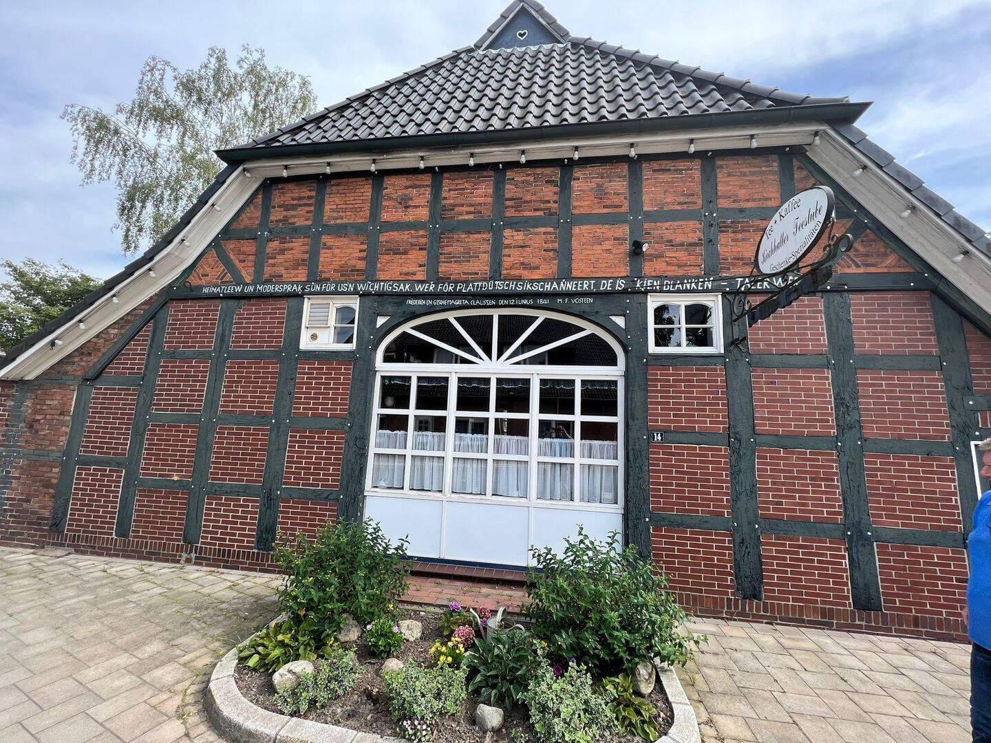 Immobilie in Hatten - Repräsentative Spitzenlage von Kirchhatten / Hatten - Historisches Gasthaus mit Einliegerwohnung - Bild 2