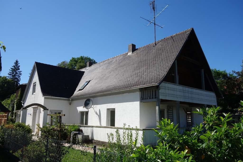 Immobilie in Furth im Wald - Schönes sonniges Wohnhaus mit zwei Wohneinheiten, Terrasse, Wintergarten, Garten und Garage - Bild 0