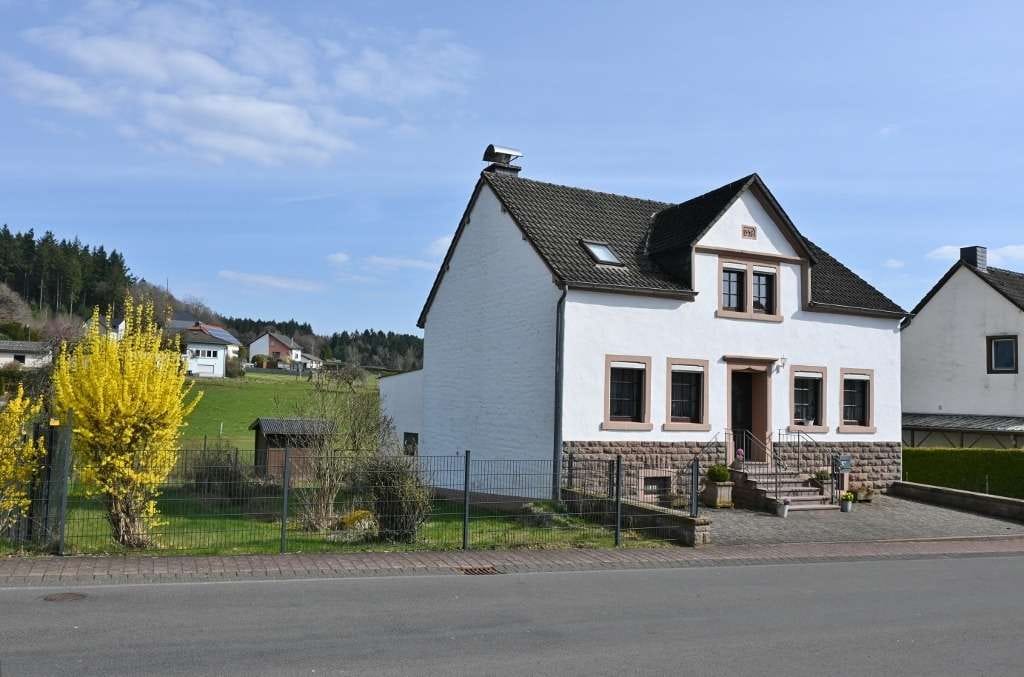 Immobilie in Neuheilenbach - **Gemütliches Eifelhaus mit Nebengebäuden** - Bild 0