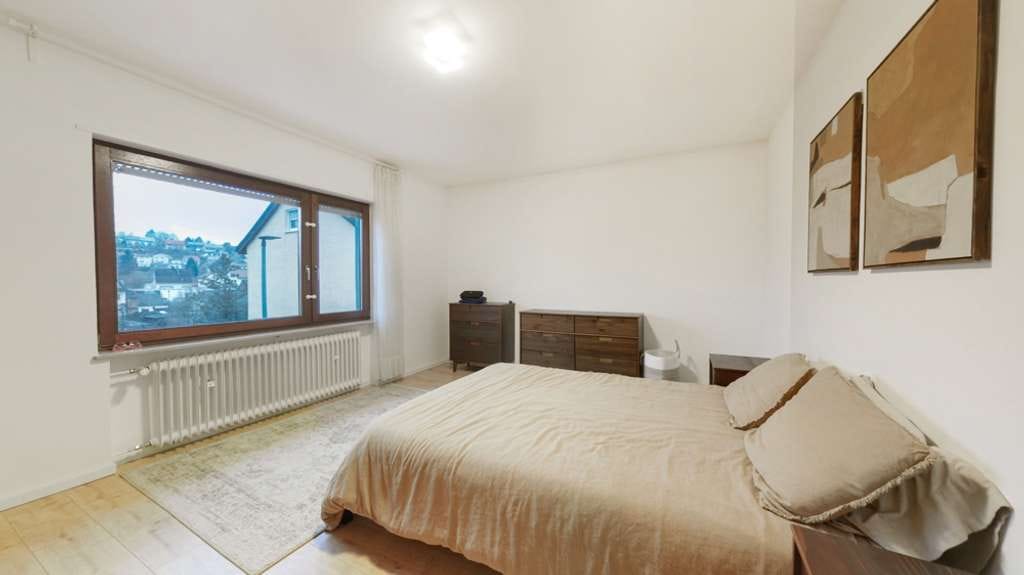 Immobilie in Hochspeyer - Frei ab 01.04.2026 - Renoviertes Einfamilienhaus mit kleinem Garten und Garage - Bild 1