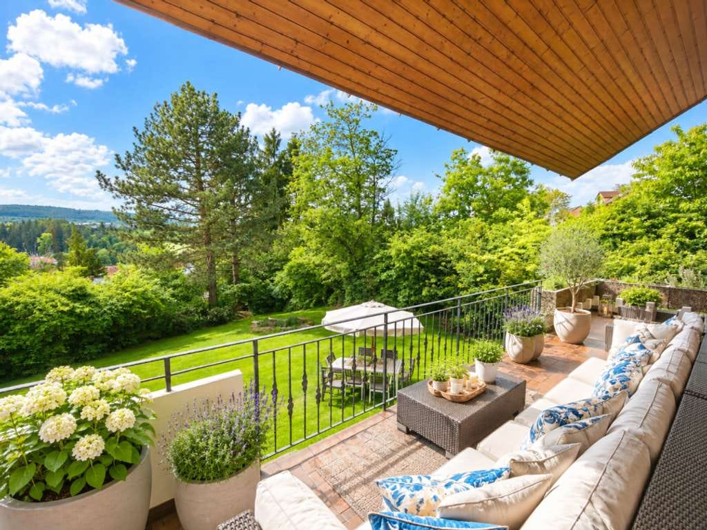 Immobilie in Tiefenbronn - Wohnen mit Weitblick – Architektenhaus mit Einliegerwohnung in begehrter Hanglage - Bild 0