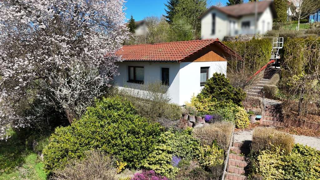 Immobilie in Buch am Wald - Charmantes Haus mit großem Garten auf mehreren Ebenen, Gartenhaus, Terrasse und eigenem Brunnen - Bild 1