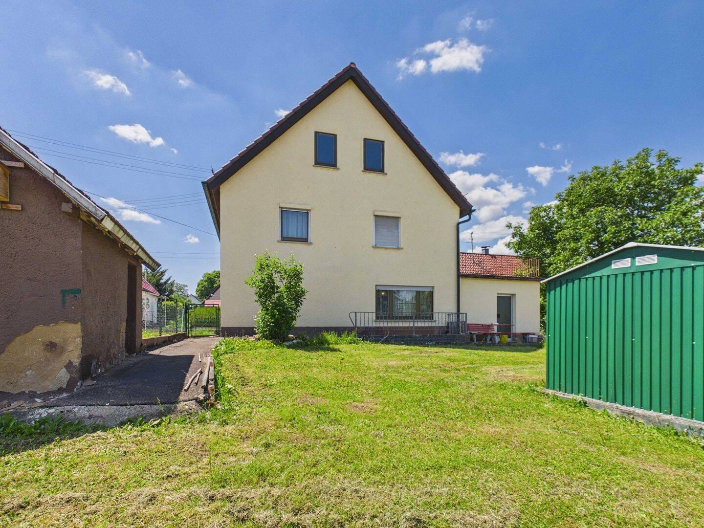 Immobilie in Schwäbisch Gmünd - Günstige Kaufgelegenheit – Zweifamilienhaus mit 1.507 m² Grundstück, 3 Garagen und Bauplatzoption - Bild 4