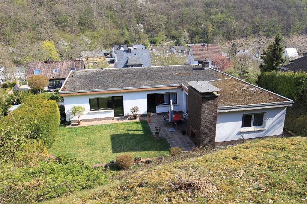 Immobilie in Kirschweiler - Renoviertes und gerade neu vermietetes Einfamilienhaus in Kirschweiler mit großem Wellnessbad  - Bild 1