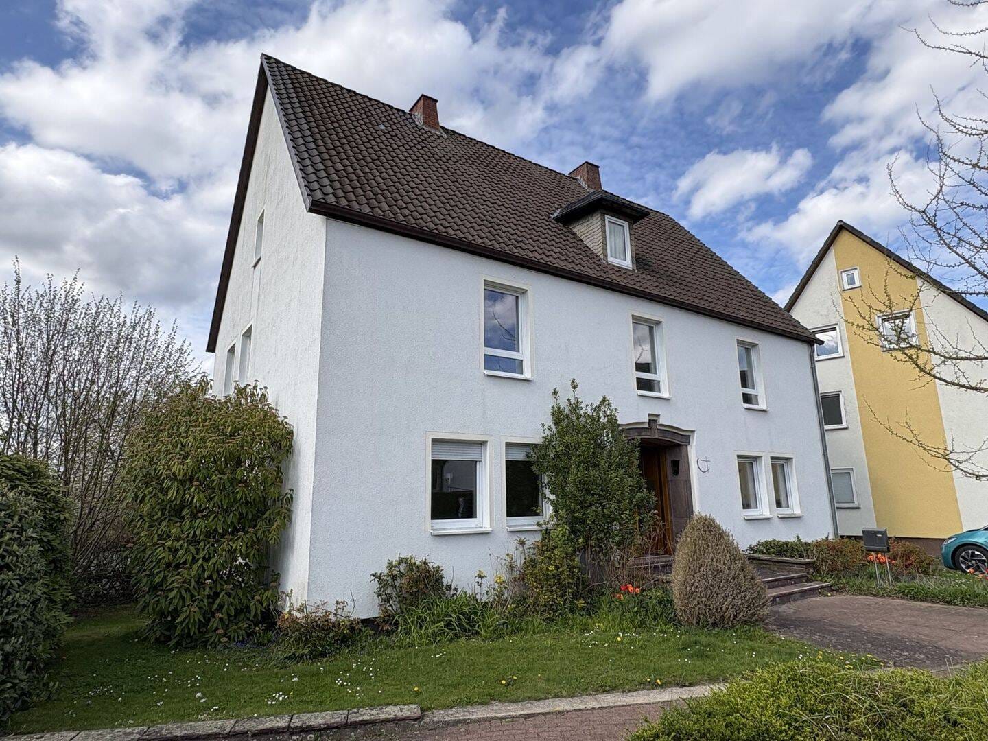 Immobilie in Schieder-Schwalenberg - Ehemaliges Pfarrhaus in Schieder wartet auf eine neue Bestimmung ! - Bild 1