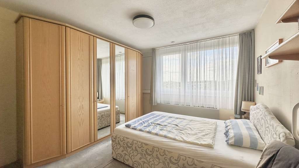Immobilie in Bergisch Gladbach - Für Familien und Paare! XL- Etagenwohnung mit Traumausblick, 5 Z. auf 129 m2, solide Substanz & TG.  - Bild 4