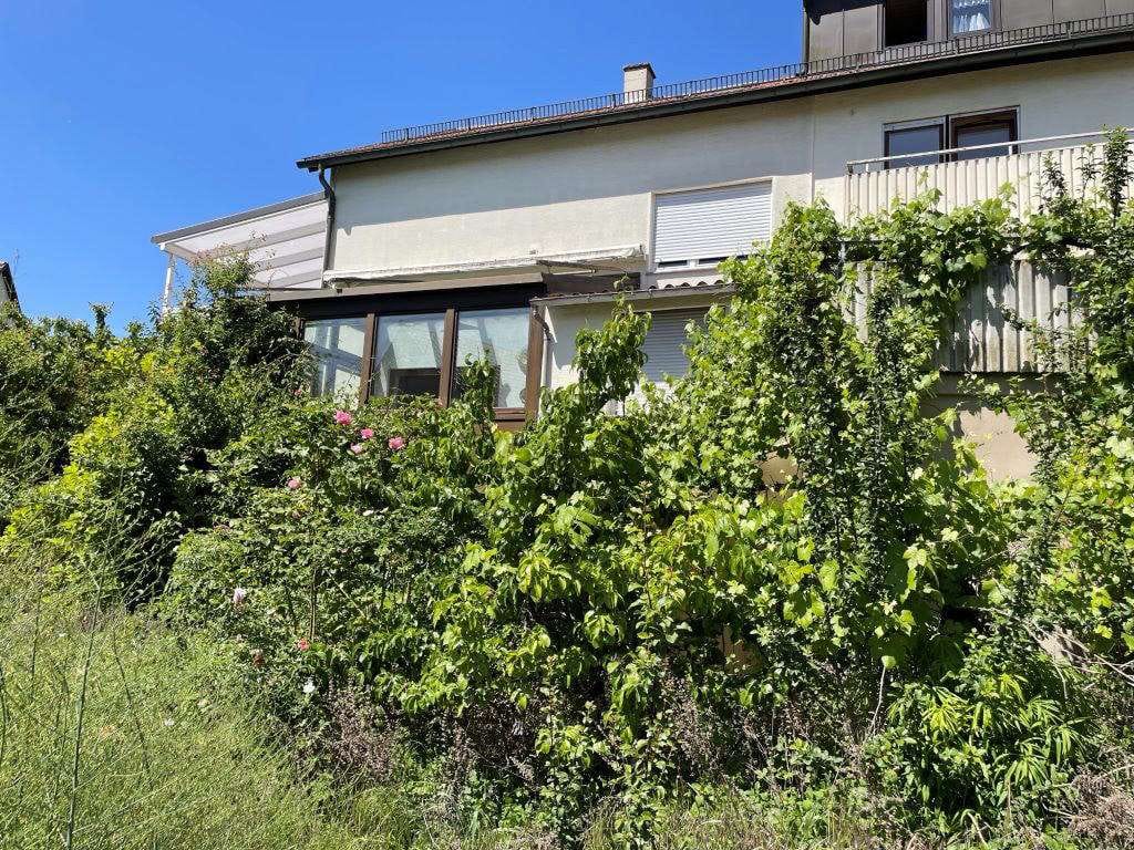 Immobilie in Hessigheim - Großzügige  Doppelhaushälfte mit Wintergarten, Balkon, Garage und sep. Schulungsraum, aufgetei - Bild 1