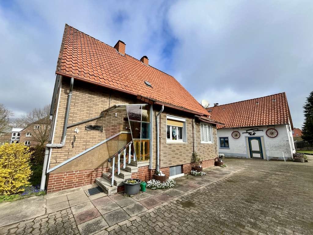 Immobilie in Bad Münder am Deister - Freistehendes Einfamilienhaus mit Einliegerwohnung und großem Grundstück im idyllischen Bakede - Bild 2