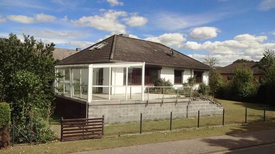 Immobilie in Bröckel - Bröckel - Design trifft Funktion: Einfamilienhaus mit Vollkeller und Terrasse mit Panorama-Glasfront - Bild 1