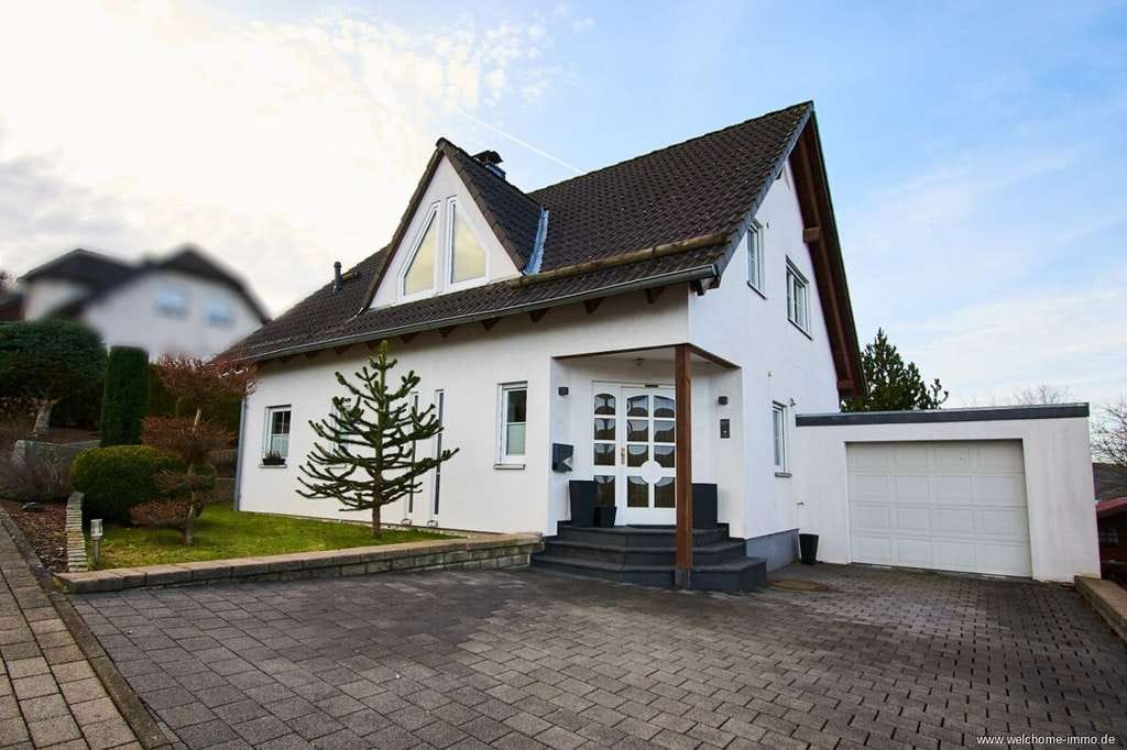 Immobilie in Bestwig - Einziehen und Wohlfühlen – Modernes Einfamilienhaus mit Kamin, Garten & Balkon - Bild 0