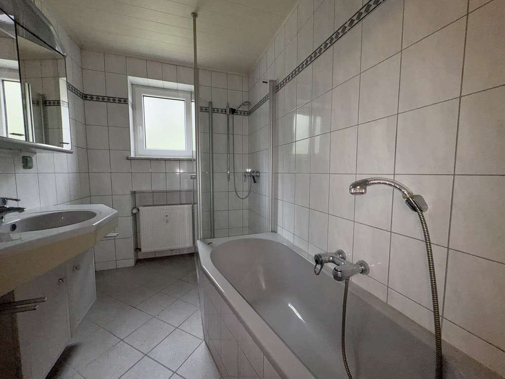 Immobilie in Essenbach - Zweifamilienhaus mit Nebengebäude und drei Garagen in Oberröhrenbach, Gemeinde Essenbach - Bild 4