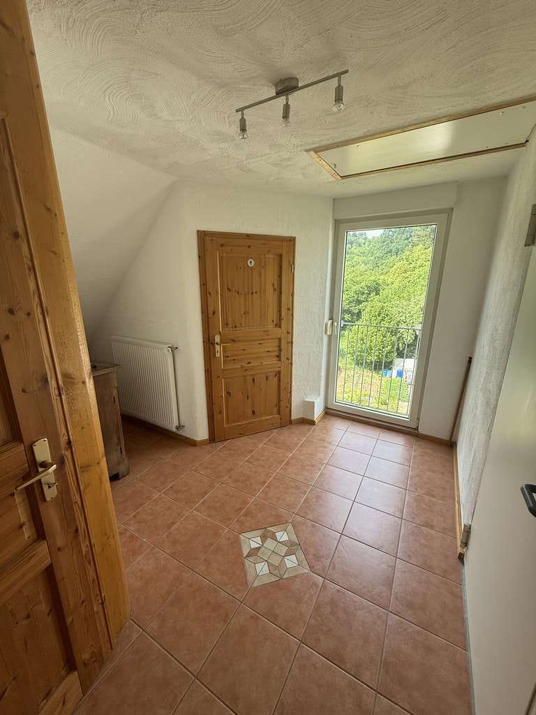 Immobilie in Thaleischweiler-Fröschen - Großzügige Dachgeschosswohnung mit zwei Balkonen, Stellplatz und viel Stauraum - Bild 1