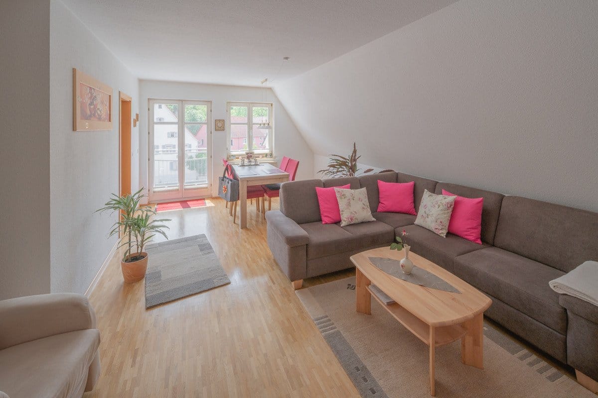 Immobilie in Veringenstadt - 6 Familienhaus mit Gewerbe: eine Wohnung selbst  nutzen und fünf vermieten - Bild 1