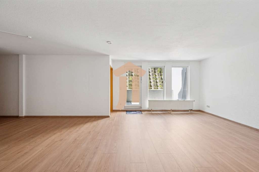 Immobilie in Römerberg - Sofort verfügbar: Renovierte 4-Zimmer-Wohnung mit großer Sonnenterrasse in Römerberg bei Speyer - Bild 1