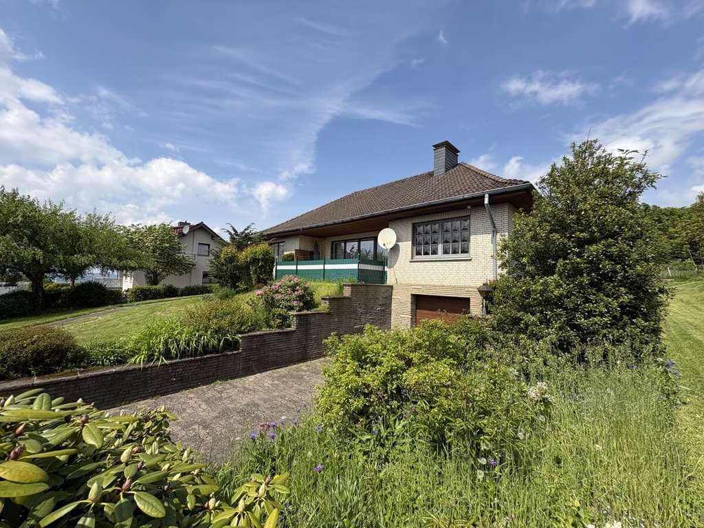 Immobilie in Rinteln - Wohnen auf Schaumburgs Spitze
im Bungalow mit Garage im Kellergeschoss - Bild 0
