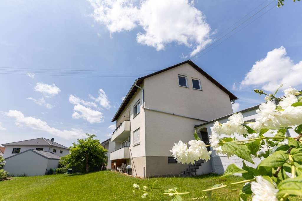 Immobilie in Reichertshausen - Herrliche 3-Zi.-ETW mit Gartennutzung und Garage in ruhiger Lage von Steinkirchen! - Bild 1